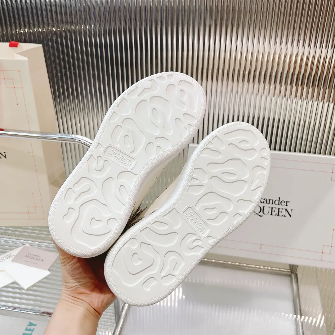 👟👟Ex-factory price 440👟👟 Men's size +10 (high version + 60 men's size plus 10) The latest addition to the counter is the top high-end version of Alexander McQueen·Alexander McQueen 2023 new wide sports shoes, white shoes and casual shoes👟New colors! The rear tail is really unique and pretty, I love it at first sight! 😍Top version! 👍🏻I won’t introduce too much about the style of this shoe. It will never go out of style year after year in spring, summer, autumn and winter. It is a super versatile style and has always been in hot demand. 🔸Upper: original custom-made latest silk cowhide 🔸Inner lining: cowhide foot pads + top-grade highly breathable mesh ��Outsole: the latest original open mold one-to-one precision mold PU vacuum outsole 🔸Female model 34-41 (customized at 34.40.41) 🔸Men's model 38-45 (customized at 38 45)